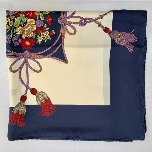 Gucci Floral and Tassel-print Silk Shawl in Ivory - Picture 2 of 9